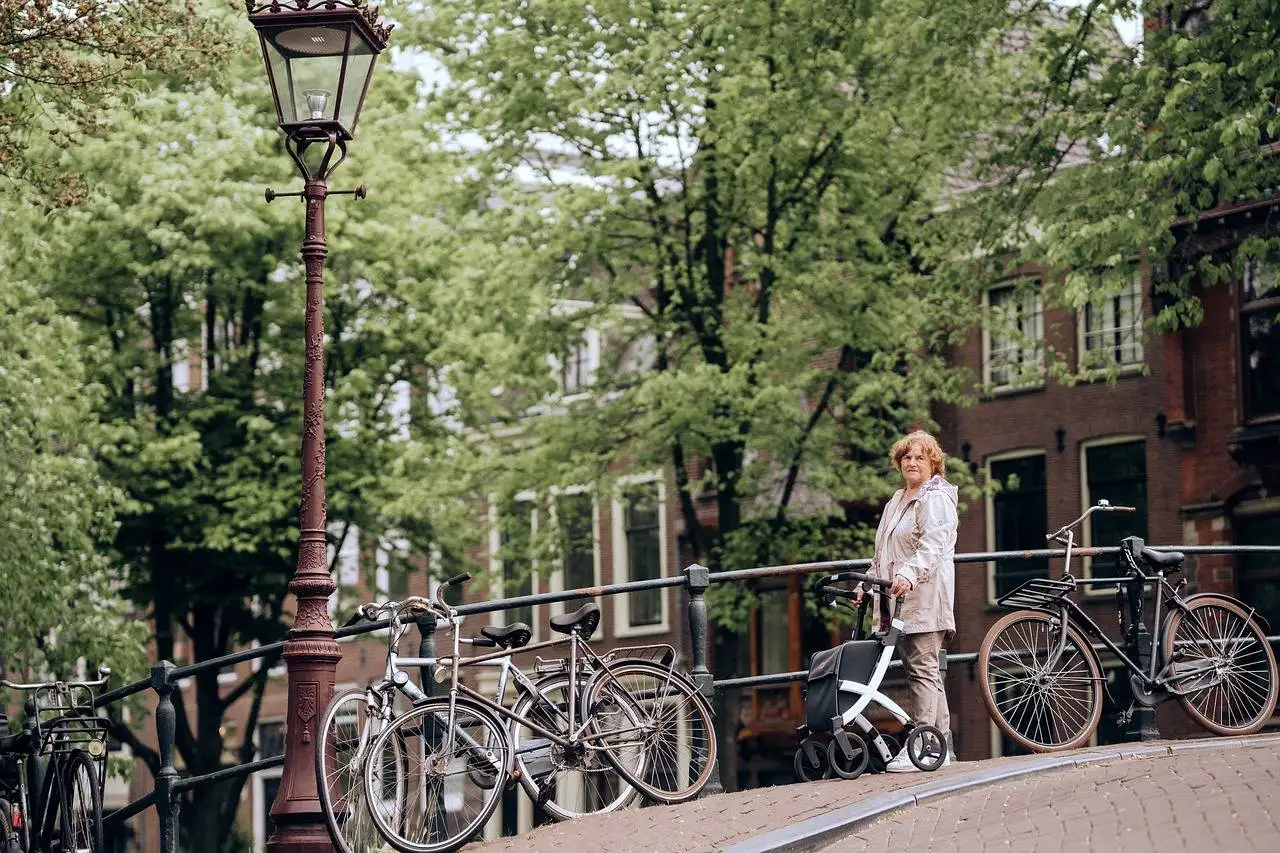 Digital Nomad Lifestyle: Shopping Tips for Travelers